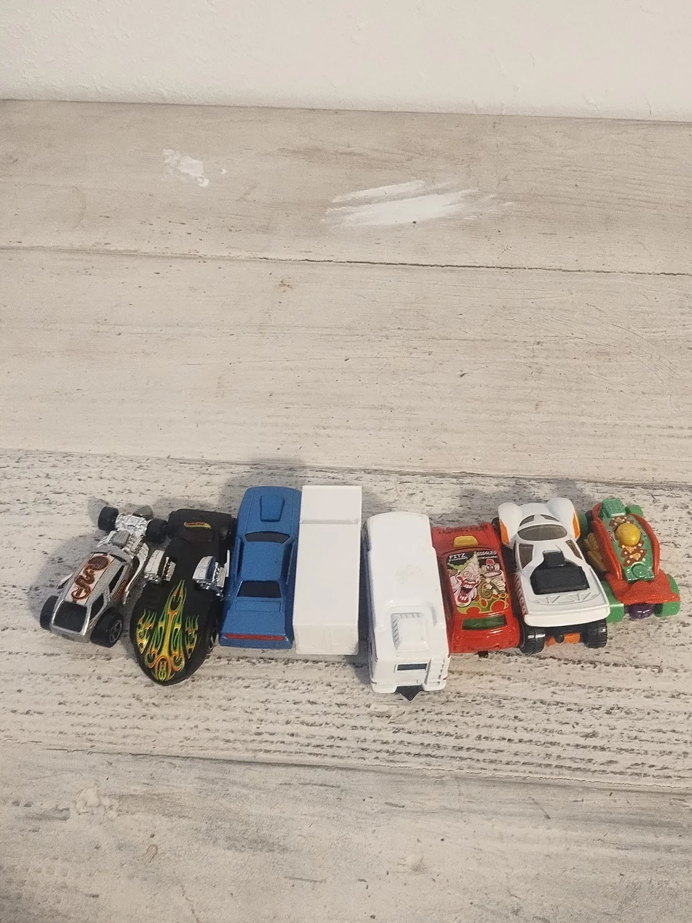 Mixed brand lot 8 vehicles 4 hot wheels 1 maisto 1 daron 1 matchbox